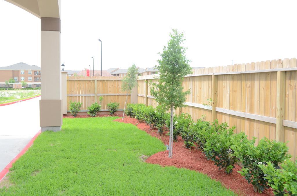Palace Inn Sam Houston Race Park Exterior foto